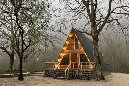 کلبه سوئیسی کنار رودخانه در جاده سه هزار