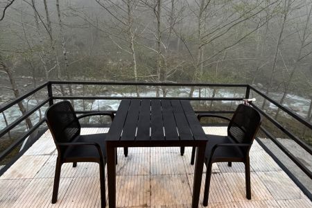 کلبه سوئیسی کنار رودخانه در جاده سه هزار