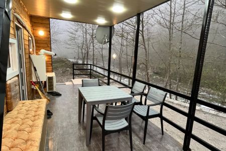 کلبه سوئیسی کنار رودخانه در جاده سه هزار