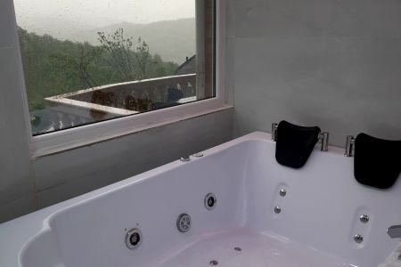 سوئیت مبله جکوزی‌دار در نفت چال - ط همکف