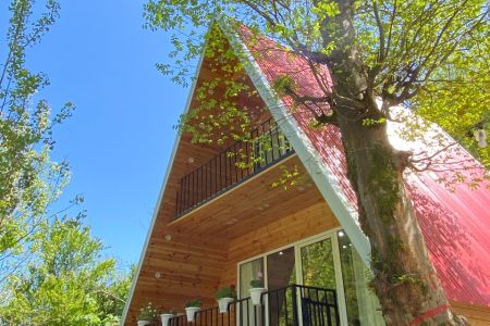 کلبه چوبی لب رودخانه در جاده اسالم - گیجاو