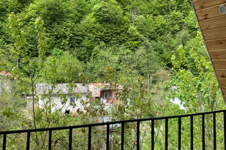 کلبه چوبی لب رودخانه در جاده اسالم - گیجاو