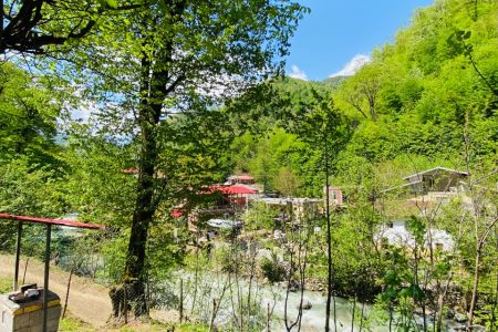 کلبه چوبی لب رودخانه در جاده اسالم - گیجاو