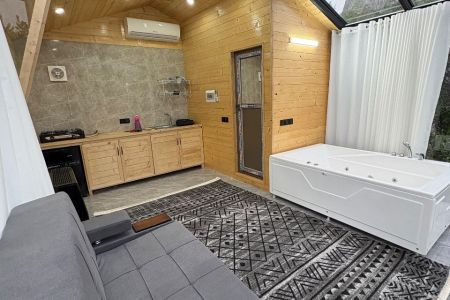 کلبه جکوزی دار با نمای شیشه ای در درازکلا