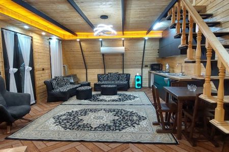 کلبه چوبی در آستانه اشرفیه - داخل بالا