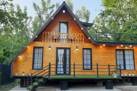 کلبه چوبی در آستانه اشرفیه - داخل بالا