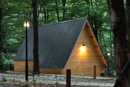 کلبه چوبی در مجموعه جنگلی در رویان