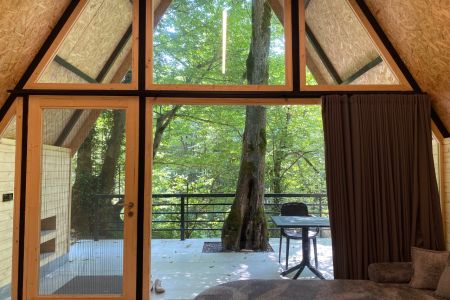 کلبه با ویو رودخانه در مجموعه جنگلی در رویان