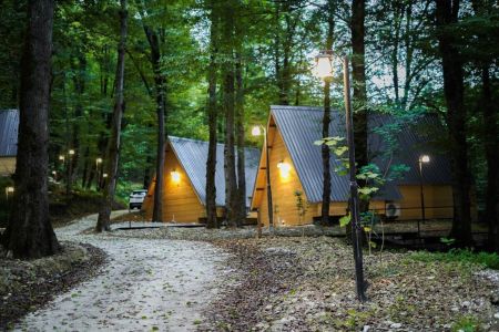 کلبه با ویو رودخانه در مجموعه جنگلی در رویان