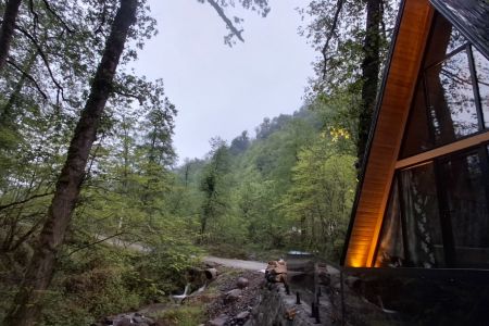 کلبه جنگلی با جکوزی کنار رودخانه در شاهکلا