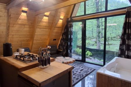 کلبه با جکوزی کنار رودخانه در لفور - شاهکلا