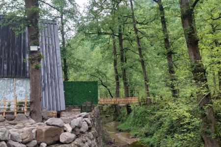 کلبه جنگلی با جکوزی کنار رودخانه در شاهکلا