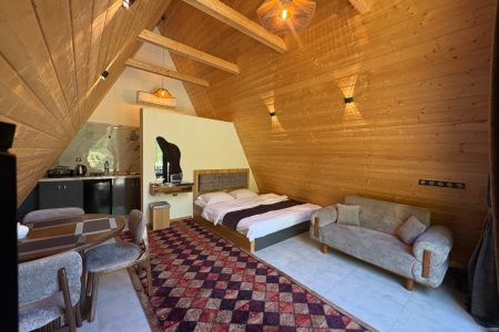 کلبه سوئیسی در جاده دوهزار - بالا اشتوج