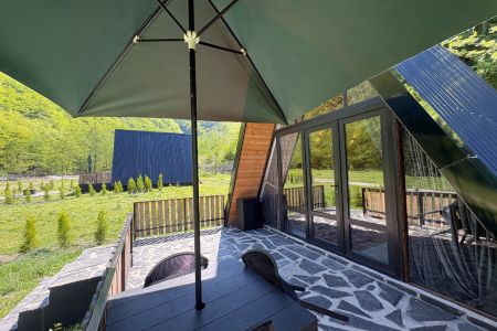 کلبه سوئیسی در جاده دوهزار - بالا اشتوج