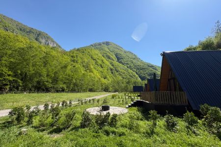 کلبه سوئیسی در جاده دوهزار - بالا اشتوج