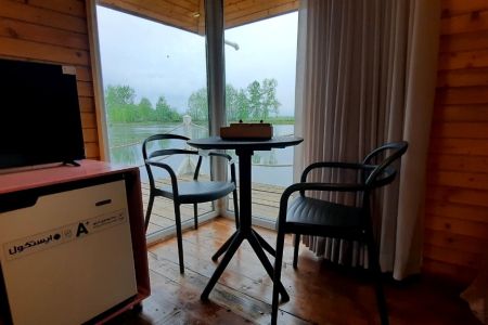 کلبه چوبی روی آب در اطراف تولم شهر