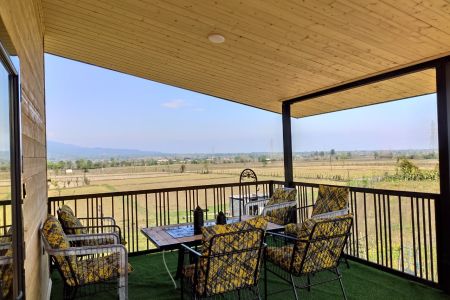 کلبه با بالکن رو به شالیزار در شاندرمن - پیرسرا