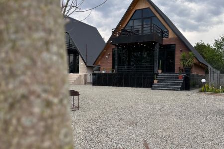 کلبه سوئیسی کنار رودخانه در متل قو