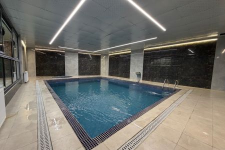 ویلا با دو استخر و زمین والیبال در باغ بهادران