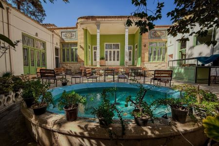 هاستل‌ بانوان نزدیک نقش‌ جهان اصفهان