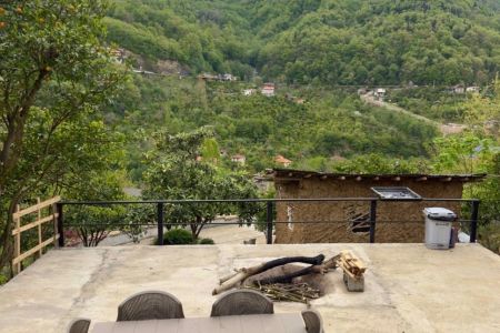 کلبه چوبی با طراحی متفاوت در میان لات رامسر