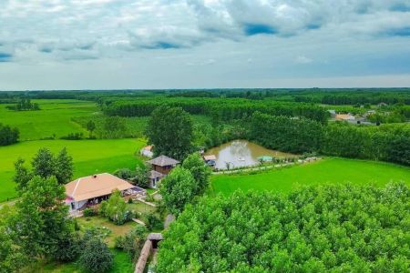 کلبه چوبی کنار برکه در صومعه سرا - میانده