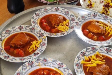 کلبه چوبی کنار برکه در صومعه سرا - میانده