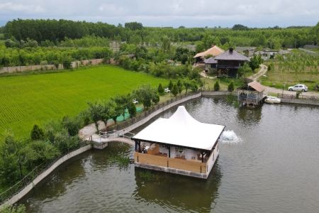 کلبه چوبی کنار برکه در صومعه سرا - میانده