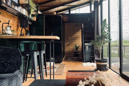 کلبه کانتینری با نمای شیشه ای در کلنگستان