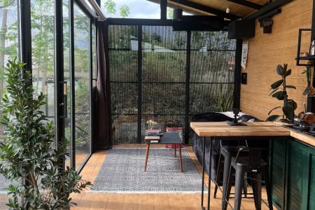 کلبه کانتینری با نمای شیشه ای در کلنگستان