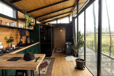 کلبه کانتینری با نمای شیشه ای در کلنگستان