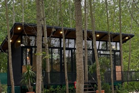 کلبه کانتینری با نمای شیشه ای در کلنگستان