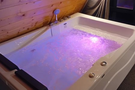 کلبه با وان جکوزی در خشکبیجار - جورکویه