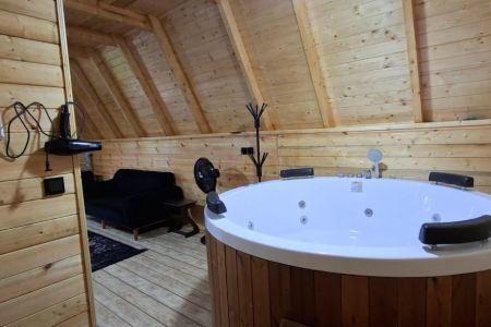 کلبه سوئیسی با جکوزی در هلی خال بابلکنار