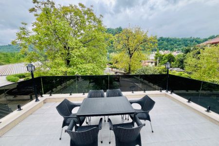 کلبه سوئیسی تراس دار در متل قو - نارنج بندبن