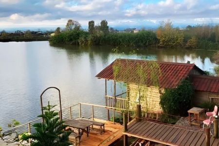 بومگردی رو به برکه در لیشاوندان - سه تخته