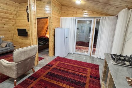 کلبه چوبی کنار جنگل و رودخانه در جاده اسالم