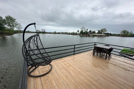 کلبه سوئیسی رو به آب در عباس آباد - خشکلا