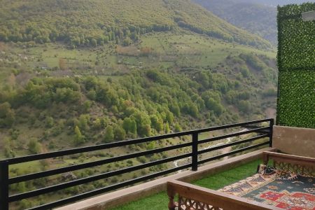 کلبه سوئیسی با جکوزی و تراسی رو به کوه