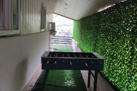 کلبه سوئیسی با جکوزی و تراسی رو به کوه