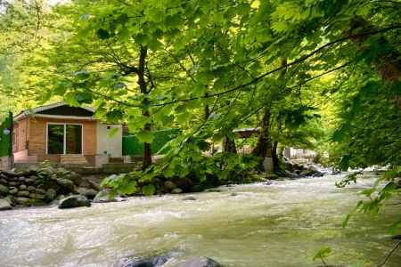 کلبه با نمای چوب در جاده اسالم - لاکه تاشون