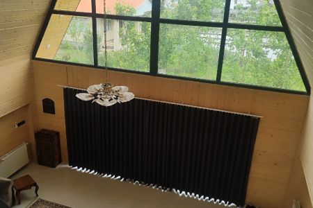 کلبه سوئیسی با تراسی رو به شالیزار در طاسکوه