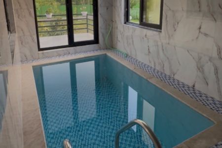 کلبه سوئیسی با استخر کوچک در شاندرمن