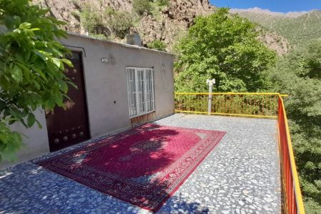 خانه با چشم انداز کوه در پاوه - نودشه