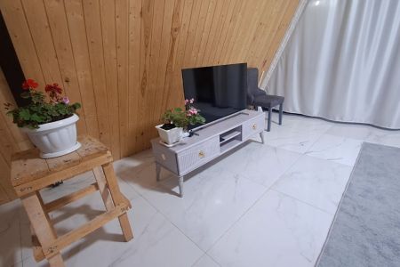 کلبه سوئیسی نزدیک گیسوم - سیاه یبل - و ۲
