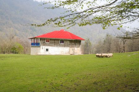 خانه روستایی در جاده ماسوله - میان رز