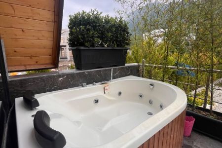 کلبه سوئیسی با جکوزی در سفید تمشک رامسر
