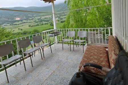 خانه با تراسی رو به جنگل در دارستان رودبار