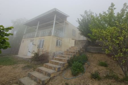 خانه با تراسی رو به جنگل در دارستان رودبار