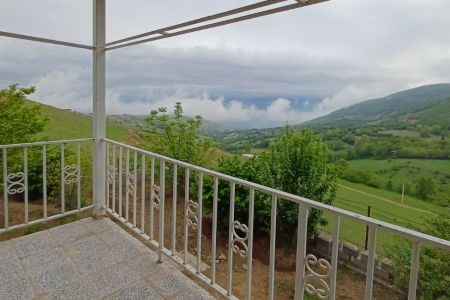 خانه با تراسی رو به جنگل در دارستان رودبار